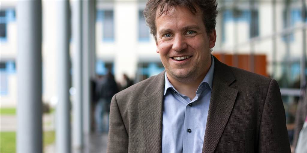 Hakenkreuze und Schmähbriefe: Rechtes Milieu greift Dortmunder Schulen an Professor Dierk Borstel von der FH Dortmund hat untersucht, wie die AFD systematisch ein Schulnetzwerk angreift.