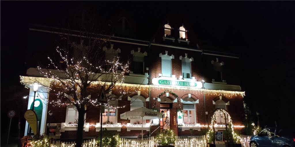 Selmer Altstadt glitzert trotz Absage des Adventsmarktes Das beleuchtete Gasthaus Suer gibt einen Vorgeschmack auf die Beleuchtung, mit der die Geschäfte in der Selmer Altstadt den Ausfall des Glitzerwaldes und des Adventsmarktes kompensieren möchten.