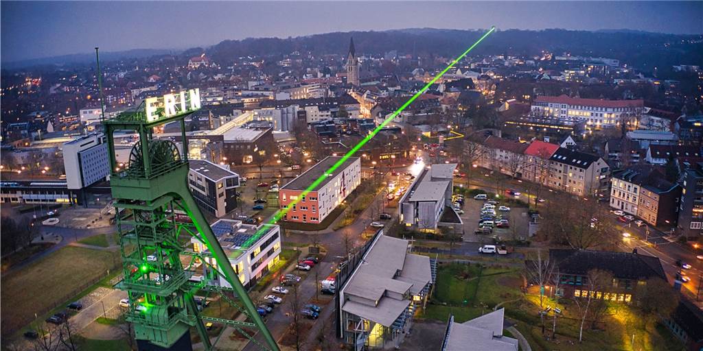 Ein Bild, das viele in der Adventszeit erfreuen wird: Der Weihnachts-Laser in Castrop-Rauxel leuchtet wieder. 