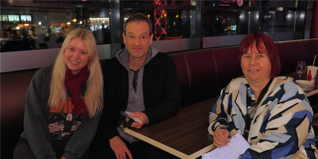 Jörg Hartmann: Beim nächsten Tatort-Dreh so lange in Dortmund wie noch nie Das Tatort-Team aus Dortmund mit Jörg Hartmann (3.v.l.), Regisseurin Ayşe Polat (4.v.r.) und Schauspielerin Sybille J. Schedwill (3.v.r.) zusammen mit Kinofestleiterin Sonja Hofmann (2.v.r.) und Kinofest-Veranstalter Lutz Nennmann (r.).