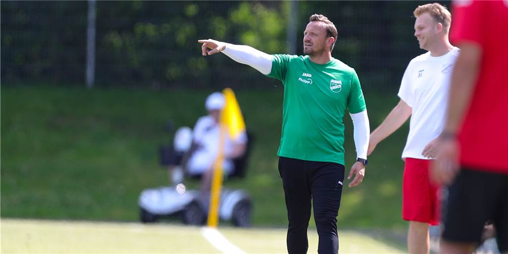„Steige lieber klar ab als knapp“: Olfens Coach blickt realistisch und emotional auf aktuelle Lage Für Patrick Linnemann, Coach des SuS Olfen, gibt es nur eine Richtung: nach oben und raus aus der Abstiegszone.