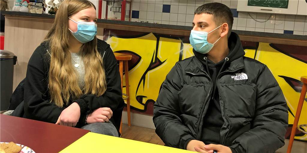 Verlierer der Pandemie sind auch in Stadtlohn Kinder und Jugendliche Alessia Bone und Michael Haggie beim Gespräch im "Jump in". Den beiden Schülern haben Familie und Freunde in der Pandemie Sicherheit gegeben.
