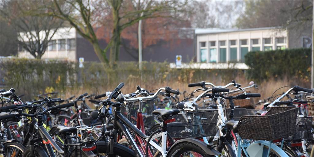 Einigkeit beim Schulzentrum: Pläne für bis zu 25 Millionen Euro beschlossen Wo jetzt noch Fahrräder parken, soll eine große Sporthalle gebaut werden. Zwischen Sekundarschule und Everplayplatz ist eine Zweifach-Halle geplant. Dafür werden die Walbert-, Mädchen- und Jungenhallen abgerissen.