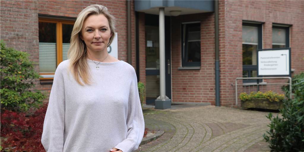Gemeinde St. Johannes Kirchhellen stellt neue Büroleiterin vor Janine Isabel Hütter wird ab sofort das Büro der Pfarrgemeinde St. Johannes leiten. Zu den üblichen Öffnungszeiten wird sie vor Ort für die Gemeindemitglieder ein offenes Ohr haben.