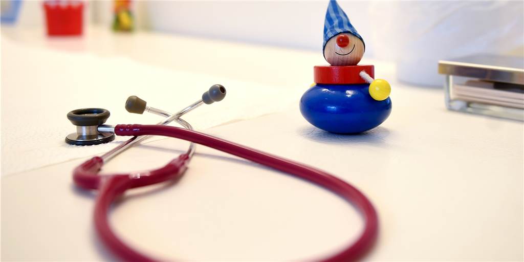Chaos und Wut: So gehen Gesetze komplett an der Realität vorbei! Eine Testpflicht für Begleitpersonen in Praxen funktioniert bei kleinen Kindern nicht. Hier sorgt ein Gesetz, das am Folgetag wieder gekippt wurde, für Chaos und Unruhe.