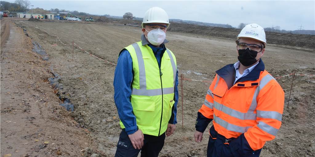 Mit Videos: Auf der Baustelle der Verdichterstation rollen die Bagger Projekt-Sprecher Andreas Lehmann (r.) und Projektleiter Dr. Alexander Braun vor Baufeld 4.