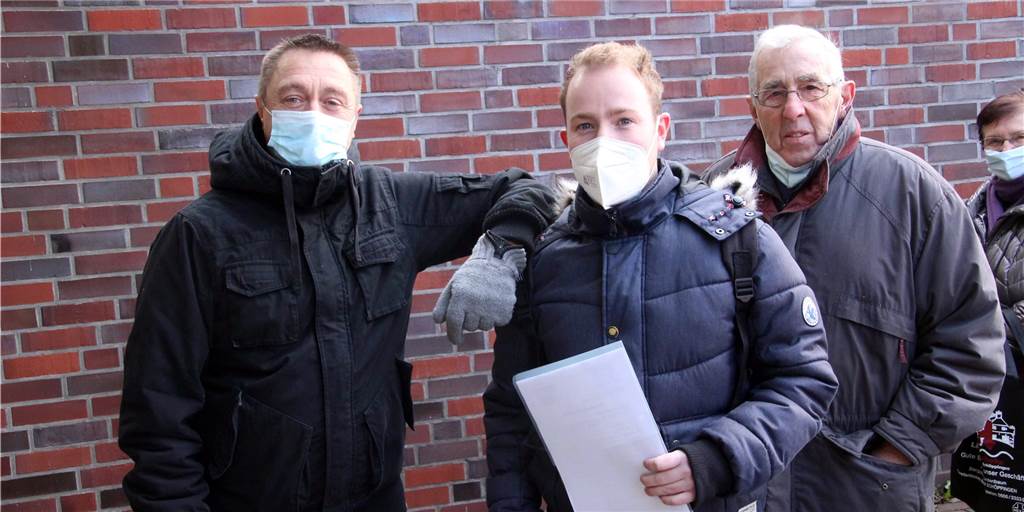 Erste Impfung in Heek abgeholt: „Ich komme da jetzt nicht mehr drumherum“ Alle drei "Impfstufen" auf einem Foto (v. l.) Ehler Bakker (53) aus Ahaus holte sich den ersten Piks ab, David Wellmann (24) aus Nienborg den zweiten und Franz Bakeneker (88) aus Epe den dritten bei dem Halt des Impfmobils in Heek.