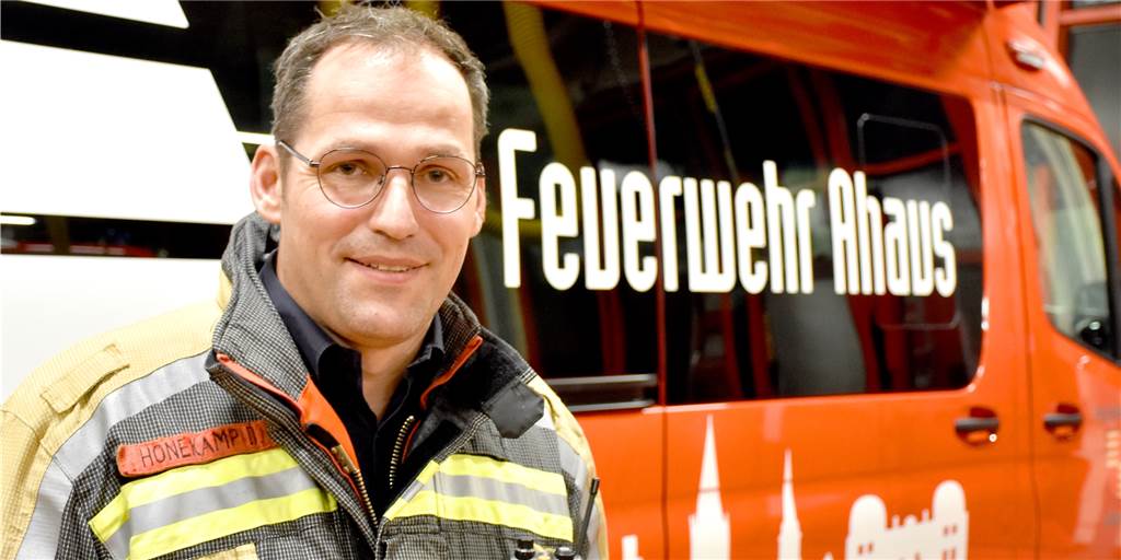 Dirk Honekamp (43) wird der neue Mann an der Spitze der Feuerwehr Ahaus Dirk Honekamp (43) wird der Nachfolger von Berthold Büter als Leiter der Feuer- und Rettungswache Ahaus. Zum 1. Mai 2022 wird er das Amt antreten. Bei der Feuerwehr ist er seit 25 Jahren, erst ehren – dann hauptamtlich.