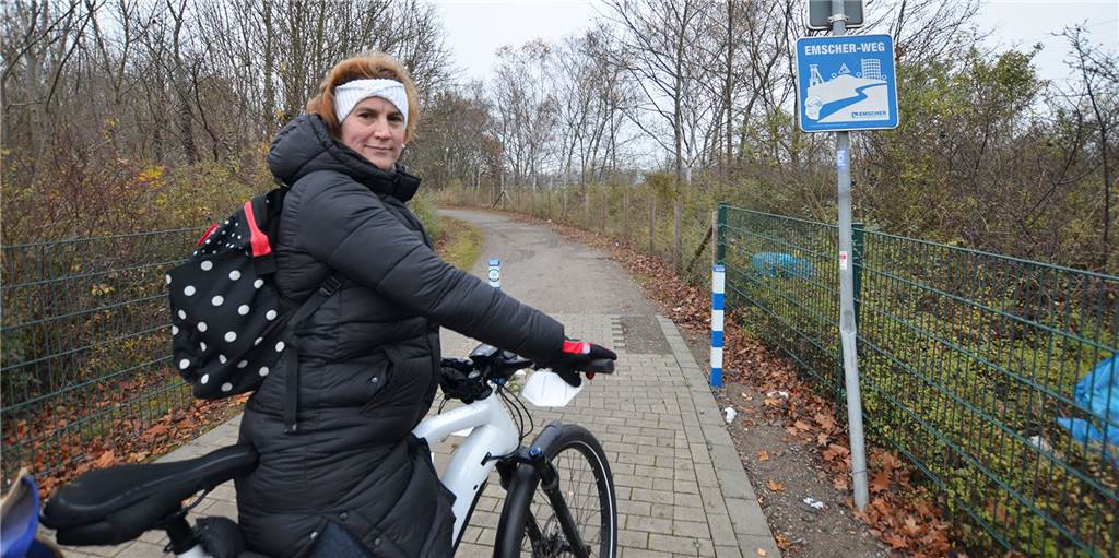 Lücke im Emscher-Weg: 900 Meter voller Gefahren für Radfahrer Daniela Lau ist auf dem Heimweg auf dem Emscher-Weg. Gerade hat sie die Franz-Schlüter-Straße überquert - einmal mehr mit einem gefährlichen Augenblick.