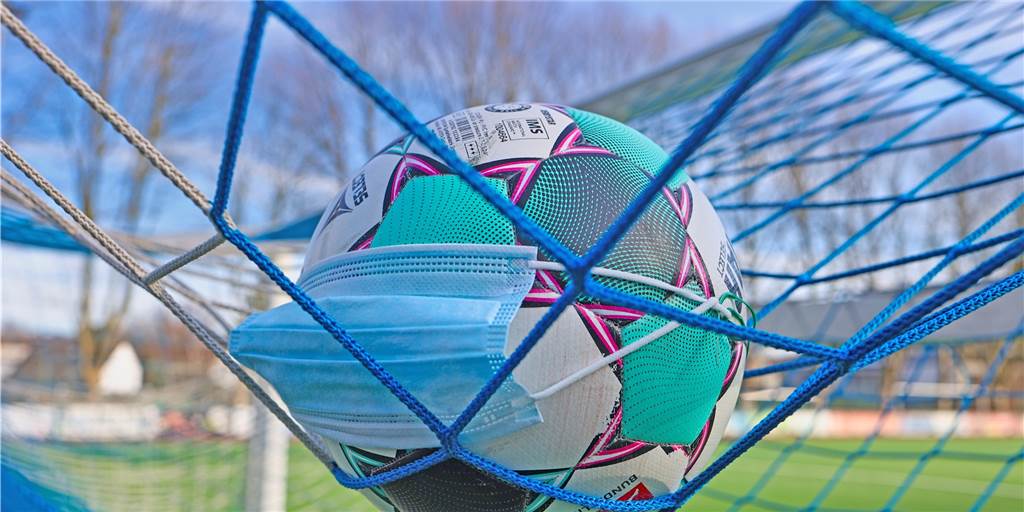 Geimpft oder ungeimpft? Wie sehen die Impfquoten bei Halterns Vereinen aus? Fußball mit Coronamaske