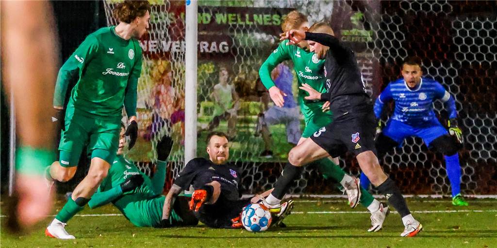 TuS Bövinghausen verliert gegen SV Sodingen: Ex-TuS-Spieler sorgt für die Entscheidung Der SV Sodingen (grün) konnte ein umkämpftes Spiel gegen TuS Bövinghausen für sich entscheiden.