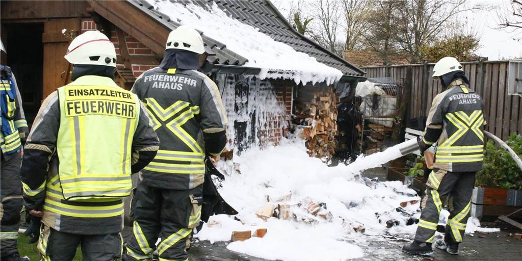 Brand an einer Gartenhütte: Löschzug Alstätte rückt mit 30 Kräften aus Das schnelle Eingreifen der Anwohner und der Feuerwehr konnte bei einem Brand an einer Gartenhütte in Alstätte Schlimmeres verhindern.