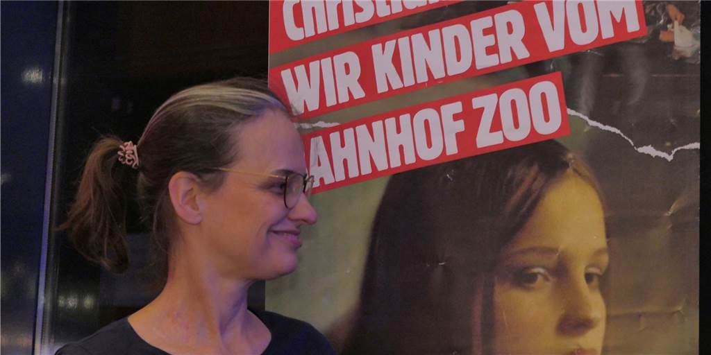 Natja Brunckhorst: Mit 13 auf dem Schulhof für den Film entdeckt Schauspielerin, Regisseurin und Drehbuchautorin Natja Brunckhorst vor dem Plakat zu dem Film, der der Schlüssel zu ihrem beruflichen Leben war - "Christiane F.".
