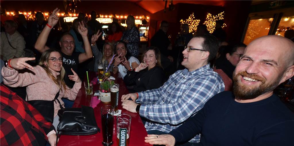 „Seven Cent“ im Adventszelt: Die Party in Schnappschüssen Unter "2Gplus"-Bedingungen feierten die Besucher ausgelassen und ließen die Sorgen vor einer Infektion für Stunden hinter sich.