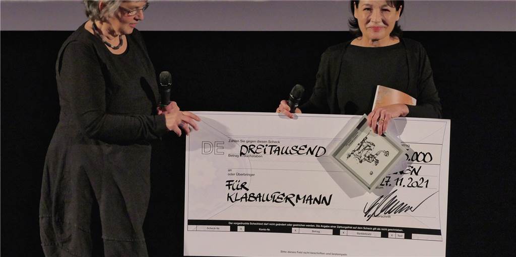 Schauspielerin Anke Sevenich erlebt in Lünen doppeltes Glück Carola Deinhart-Auferoth (l.) vom City Ring überreichte der überglücklichen Anke Sevenich den Kurzfilmpreis für ihr Regie-Debüt "Klabautermann".