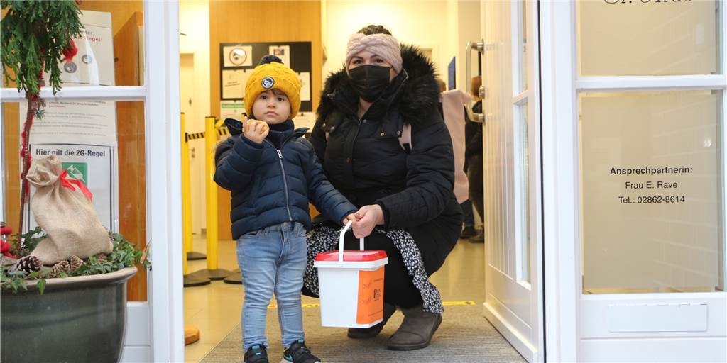 Hörnchen und Co.: Weihnachtsmarktalternative der Kolpingsfamilie kommt an Mit Proviant zum Ausgang: Auch Nicole Thomes und Sohn Leonidas haben sich auf dem Adventsbasar der Kolpingsfamilie einen Eimer mit leckeren Neujahrshörnchen gesichert. Diese fanden reißenden Absatz.