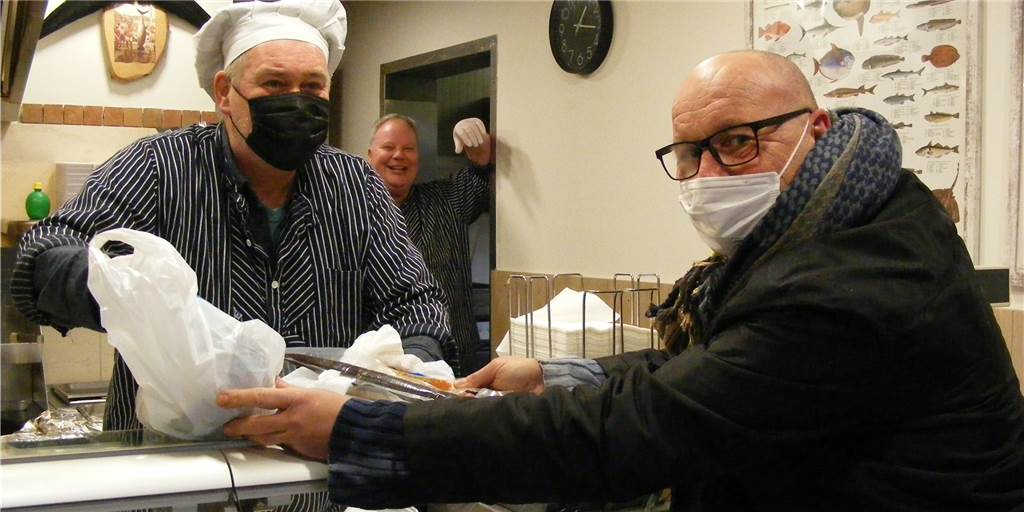 „80-Euro-Waldi“ als Promi-Praktikant im Angelparadies Zwillbrock Walter "Waldi" Lehnertz ist beim Fischverkauf in seinem Element. Das freut auch Chef Andreas Kleinhaus (hinten, m.) und den prominenten Kunden, Schlagerstar Olaf Henning (r.).
