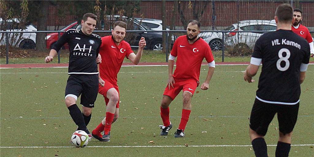 VfL Kamen II fertigt TSC Kamen II mit 7:2 ab - Hattrick von Andre Born Die Reserve des VfL Kamen (schwarze Trikots) gewann das Keller-Duell beim TSC Kamen II mit 7:2 und hat nur noch einen Punkt Rückstand zum rettenden Ufer.