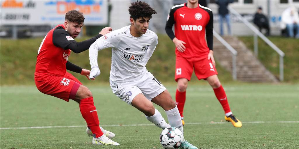 Kaan-Marienborn lässt dem TuS Haltern keine Chance - Ostdorf sieht Rot Kiyan Gilani (weiß) und der TuS Haltern am See mussten sich in der Oberliga dem 1. FC Kaan-Marienborn geschlagen geben.