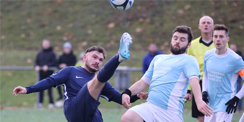 Aufstellungen, Torschützen, Platzverweise: So haben Castrop-Rauxels Fußballteams gespielt In der Kreisliga B setzte sich der SV Wacker Obercastrop II (hellblaue Hemden) mit 4:0 gegen den VfR Rauxel durch. Die Wackeraner sind nunmehr Tabellenvierte.