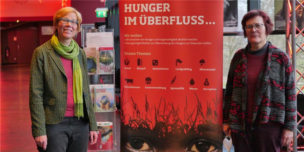 Liga: Lüner sehen positive Signale, etwas für die Zukunft zu verändern Dr. Katrin Stückrath (l.) und Gabriele Schiek von der Lüner Initiative gegen globale Armut (Liga) präsentierten beim Kinofest den Film „Das neue Evangelium“.