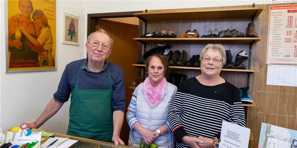 Der letzte Schuhmacher verabschiedet sich aus Kirchhellen Der 74-jährige Schuhmacher Norbert Bornemann verabschiedete sich bei einer Überraschungsfeier mit Freunden und Familie von seinem Geschäft. Am 1. Dezember beginnt seine Rente.