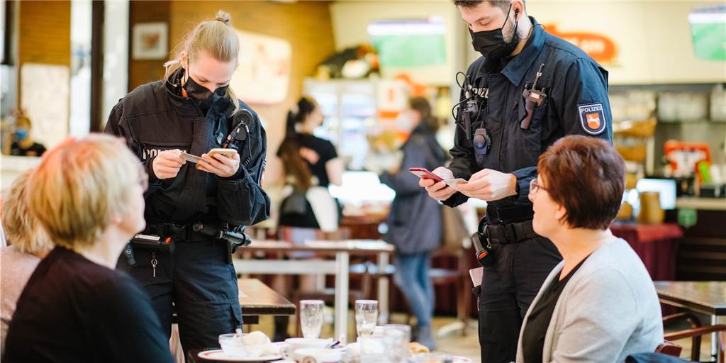 Corona-Regeln in Restaurants: Wie viele Bußgelder musste die Stadt Selm schon verhängen? Beamte der Bereitschaftspolizei kontrollieren die Impfnachweise von Restaurantgästen während einer Corona-Kontrolle in Hannover. (Symbolbild)