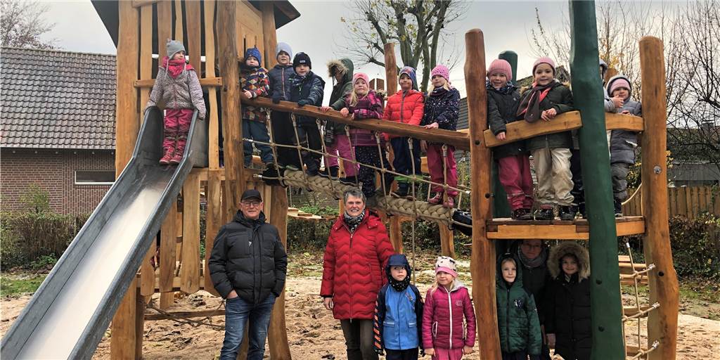 Beliebter Spielplatz im Ortskern ist kaum wiederzuerkennen Der Spielplatz am Ahornpfad ist nach der Umgestaltung von den Kindern des Lukas-Kindergartens ausgiebig getestet worden.