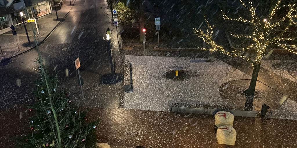 Schneefall in Lünen: Räumfahrzeug der WBL im nächtlichen Einsatz In Lünen hat es am Montagmorgen geschneit.