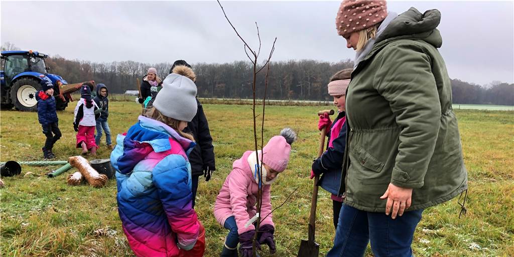 Grundschüler aus Nordkirchen unterwegs im Namen der Natur und des Klimas Landwirtin Julia Altfeld half den Grundschülern der Klasse 2a aus Nordkirchen beim Pflanzen der Bäume auf der Streuobstwiese.