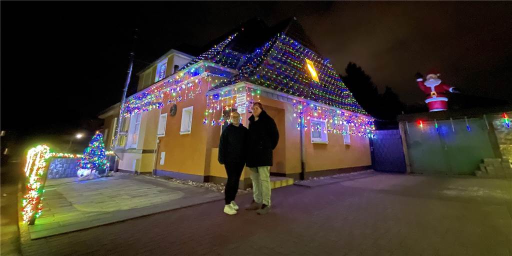 Sterne, Schneemann, Weihnachtsbaum – so adventlich leuchtet ein Haus in Eving Manuel Bartscherer und Gina Hilkenbach haben ihr Haus an der Gitschiner Straße in Eving weihnachtlich geschmückt