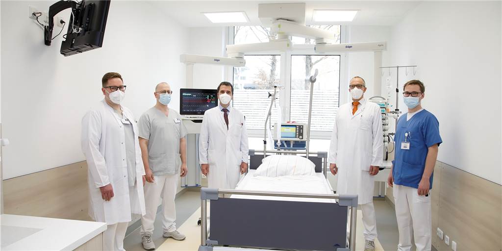 Rochus-Hospital: Mitarbeiter sind fast alle durchgeimpft und geboostert Die Oberärzte Stephan Wiciok und Boris Pfannkuchen sowie die Chefärzte Dr. Martin Bauer und Dr. Christian Szymanski und der Leiter der Intensivpflege Bastian Heidelbach (v.l.) in einem der zehn Zimmer der neuen Rochus-Intensivstation.