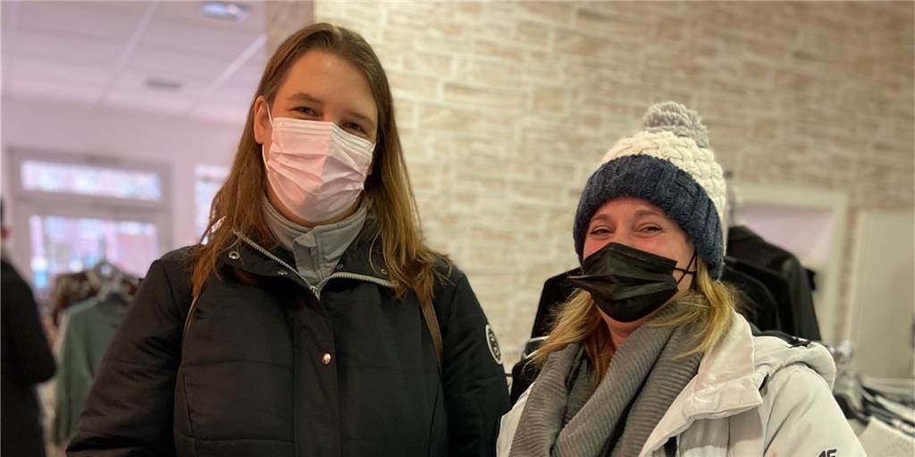 Gänsehaut-Momente: Boutique-Besitzerin begeistert mit Geschenkaktion Unter einem Vorwand wurden die Gewinnerinnen in die Boutique gelockt. Die Überraschung sorgte für Tränen und Sprachlosigkeit.