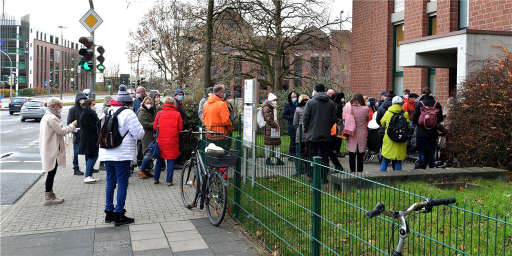 Erster Impf-Samstag im Advent: „Zum Glück genug Impfstoff bestellt“ Die Nachfrage war groß bei der ersten zusätzlichen Impfaktion der Lüner Ärzte an den Samstagen im Advent.