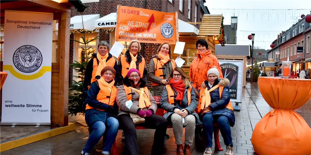 Gegen Gewalt an Frauen: SI-Club Ahaus lässt Torbogen orange strahlen Die Stimmung bei den Frauen des Soroptimist International-Clubs Ahaus und der Frauenberatungsstelle "Frauen für Frauen" war am Freitagnachmittag – trotz des ungemütlichen Novemberwetters – sehr gut.