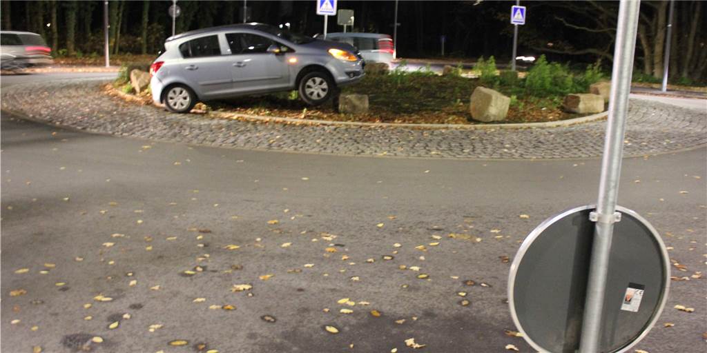 Kurioser Unfall auf neuem Kreisverkehr an der Flughafenstraße Wer im Kreisverkehr eine Abkürzung nehmen will, kann mitunter eine böse Überraschung erleben