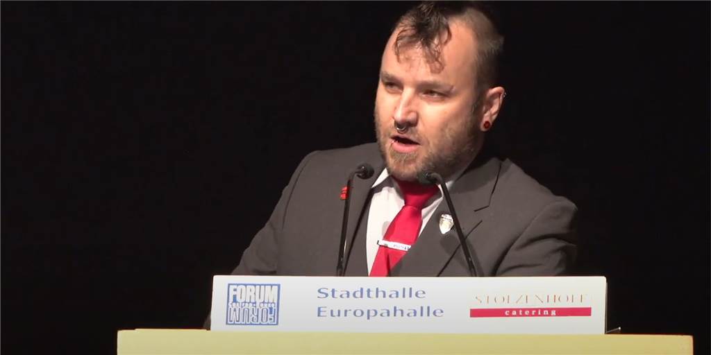 Partei-Zynismus im Rat: Lustig ist das nur, solange es um nichts geht Andreas Kemna am Pult in der Europahalle: Es gelang nicht allen Mitarbeitern der Verwaltung und allen anwesenden Politikern, bei seiner Rede nicht zu lachen.