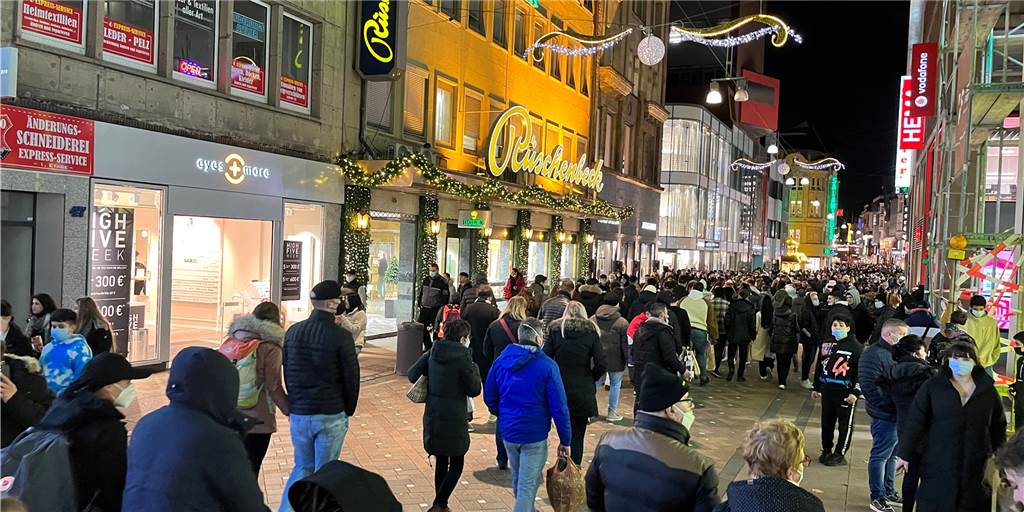 Hohe Impfquote, wenige Tote: Dortmund macht in der Pandemie viel richtig Auf dem Westenhellweg müssen die Menschen in Dortmund wieder Masken tragen.