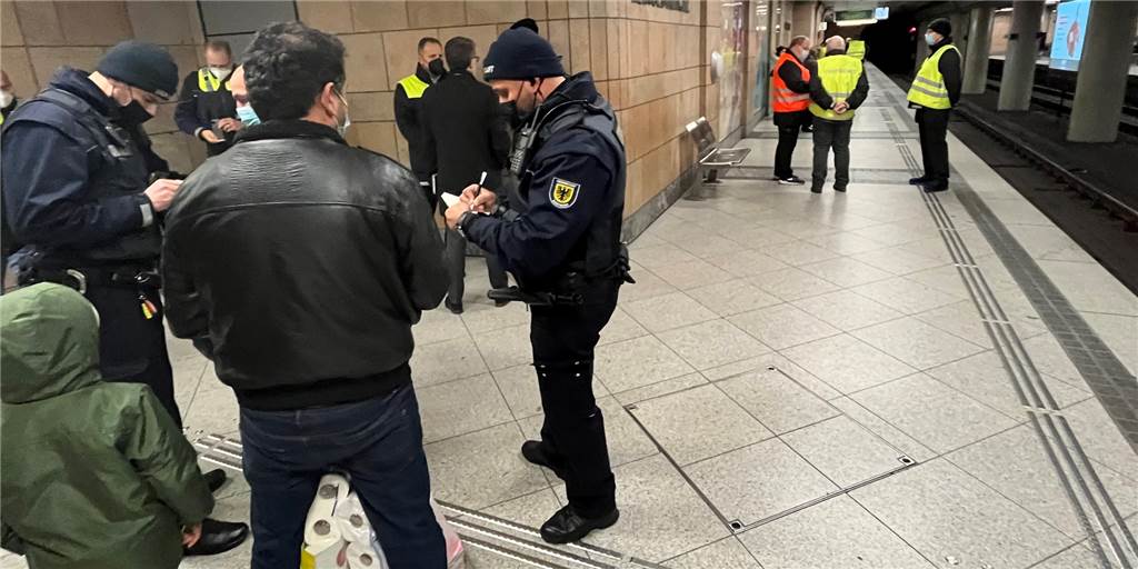 3G-Kontrollen im Video: Dutzende Polizisten an der Reinoldikirche 3G-Kontrollen im Video: Dutzende Polizisten an der Reinoldikirche