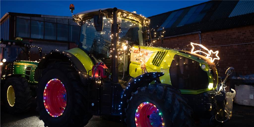 Deshalb fahren Landwirte mit beleuchteten Treckern im Dunkeln durch Olfen Die bunt beleuchteten Traktoren wollen für einen „Funken Hoffnung" zur Weihnachtszeit sorgen.