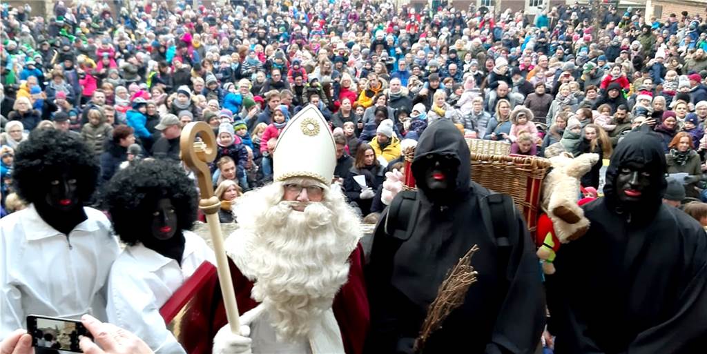 Kein Nikolausumzug und kein verkaufsoffener Sonntag in Ahaus - Ortsteile planen anders Der Nikolausempfang im Schlossinnenhof – hier eine Archivaufnahme von der bisher letzten Ausgabe 2019 – war in diesem Jahr ohnehin nicht geplant. Die Nikolausgesellschaft Ahaus hat am Dienstag aber auch den Umzug durch die Innenstadt abgesagt. In den Ortsteilen wird weiter für Umzüge geplant – im kleineren Rahmen.