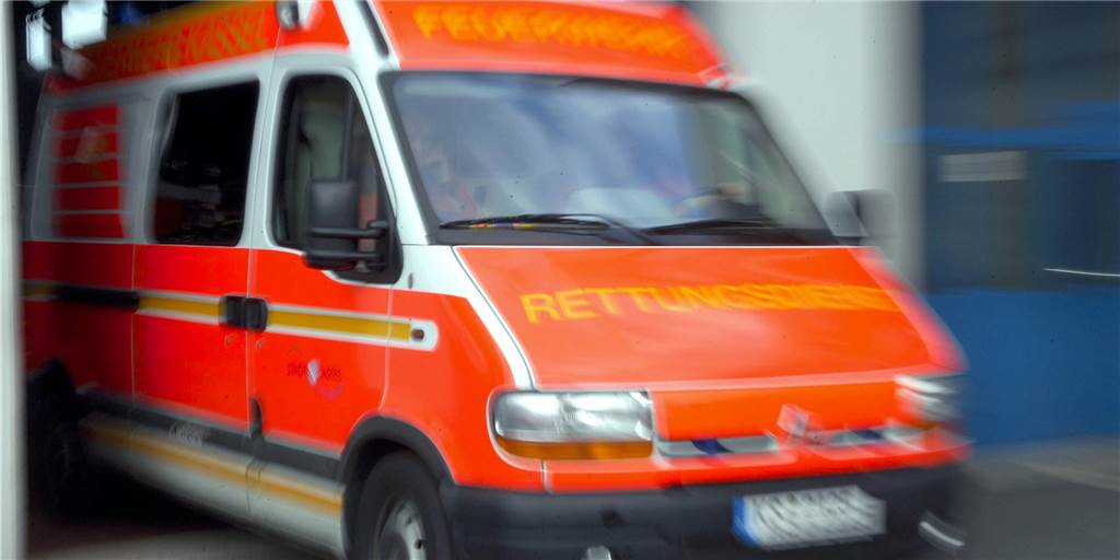 Notarzt muss auf Castrop-Rauxeler Sportplatz kommen: Keeper liegt reglos am Boden Notarzt muss auf Castrop-Rauxeler Sportplatz kommen: Keeper liegt reglos am Boden