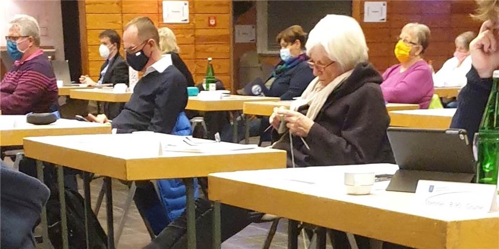 Notburga Henke äußert sich zur Aufforderung, ihr Mandat zurückzugeben Notburga Henke bei einer Ratssitzung im Dezember 2020 im Kreise ihrer Kollegen in der Europahalle. Alle trugen damals im harten Lockdown die Maske, außer die damalige Vorsitzende des Umweltausschusses der Grünen, die nur im direkten Gespräch den Mund immerhin mit ihrem Halstuch bedeckte.