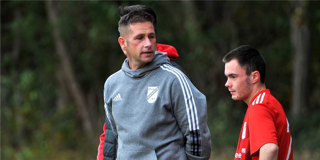 Vom Titel „Derby-König" hält ein Schwerter Fußballtrainer rein gar nichts Hält nichts vom Titel „Derby-Könige" - trotz der Siege beider Mannschaften des ETuS/DJK gegen den VfL Schwerte: Trainer André Haberschuss.