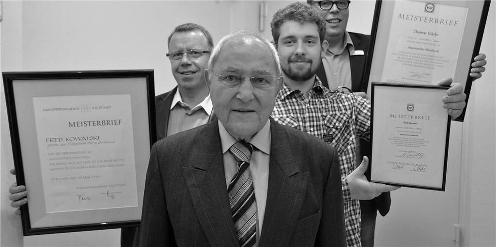 Trauer um beliebten Optikermeister: Walter Schnurbusch starb mit 90 Ein Unternehmen, drei Generationen: Gründer Walter Schnurbusch mit (v.l.) Fred Kowalski, Maik Kowalski und Thomas Göcke, die ihre Meisterbriefe präsentieren. Walter Schnurbusch starb im Alter von 90 Jahren am 12. November.