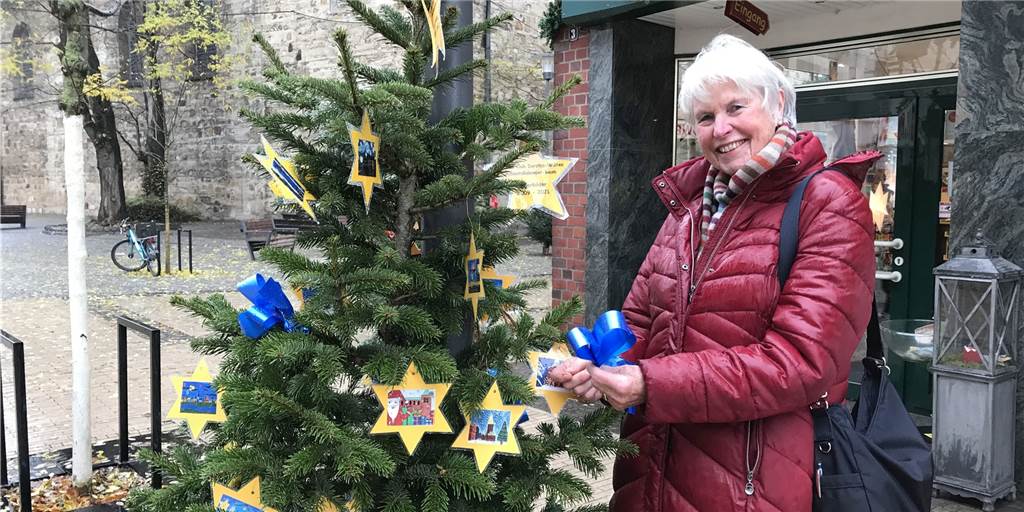 Dekorierte „Ehrenamts-Tannen“ sorgen in Dorsten für Vorweihnachtsflair Gesine Kroll legte letzte Hand an die Dekoration der Tanne des Lionsclubs Dorsten-Wulfen an.