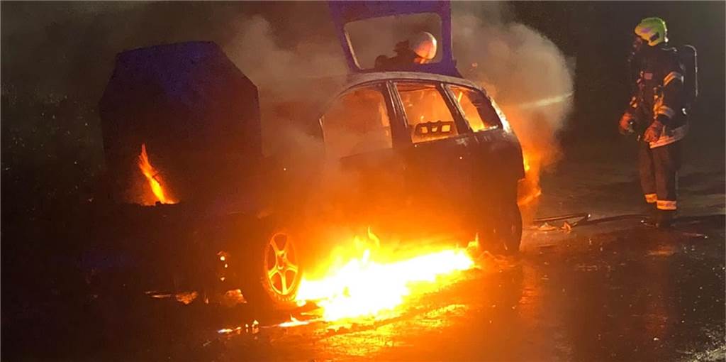 Nach Schießerei in Enschede über Alstätte und Epe geflüchtet Das Fahrzeug, mit dem die mutmaßlichen Täter nach Epe flüchteten, wurde angesteckt und brannte aus.