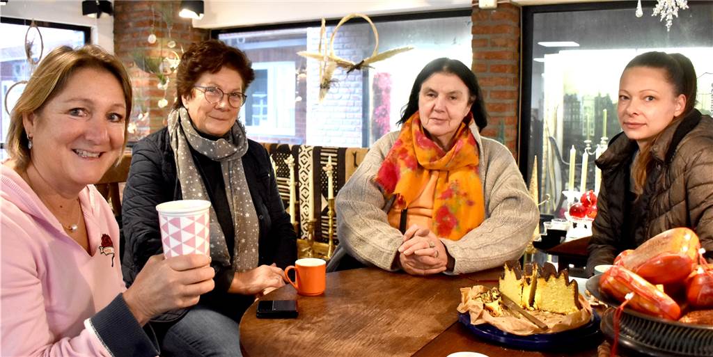 Tausendschön: „Ladenhüter“ stemmen sich gegen Leerstand in der Innenstadt Claudia Groten (l.) als Mieterin des Ladenlokals sowie drei der elf "Ladenhüterinnen" Gitta Schoppen, Annette Erzfinke und Claudia Eschen im Tausendschön am Markt in Ahaus. Das Geschäft soll so etwas wie ein wertiger Trödelmarkt an einer festen Adresse sein.
