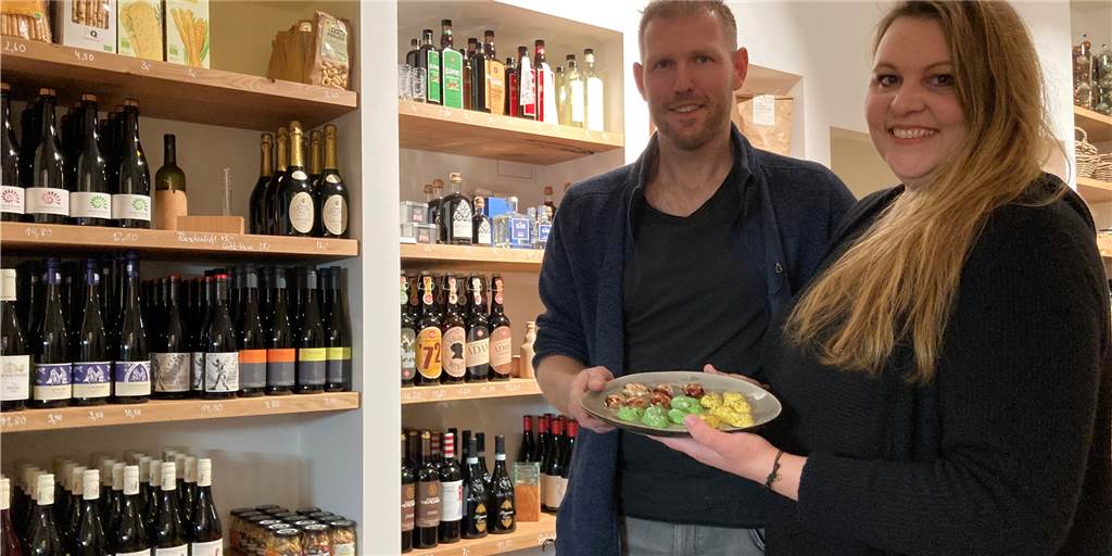 Jörn und Sandra Hausmann haben ihren eigenen Hofladen eröffnet - Teil des Konzepts sind unter anderem spezielle Pralinen.