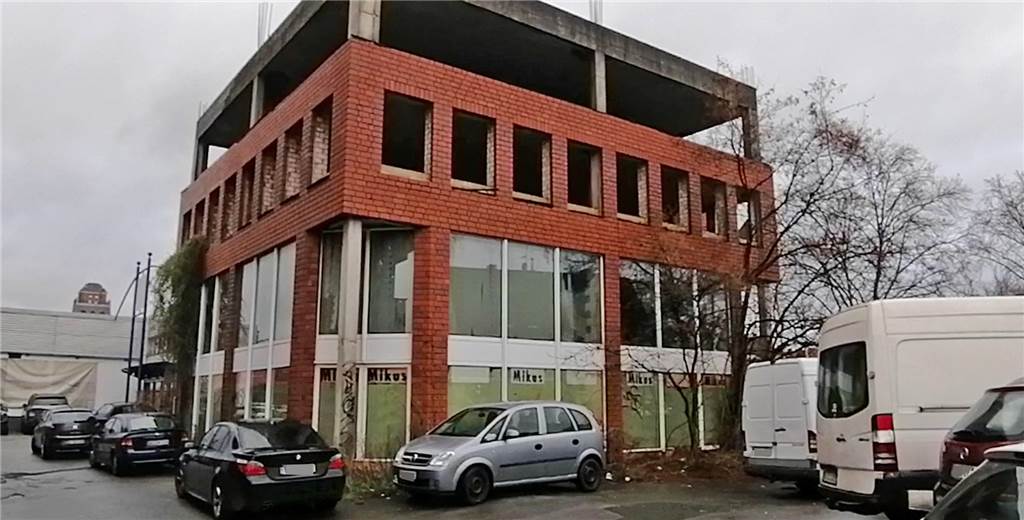 Die Bauruine sollte mit Nachbargebäuden am Donnerstag (2.12.) zwangsversteigert werden. Das Gericht hat den Termin aufgehoben.